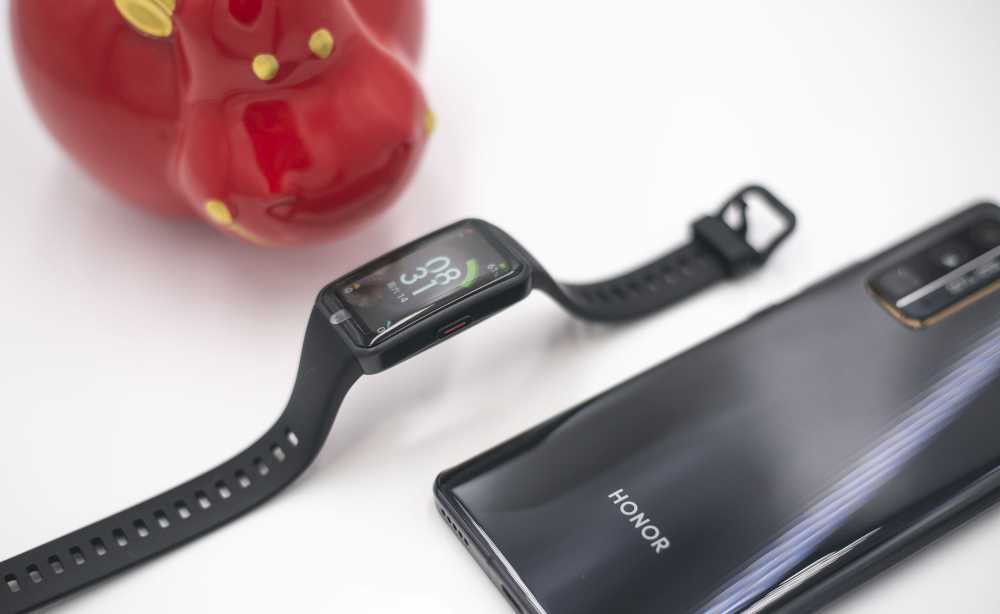 好看的皮囊、有趣的灵魂，荣耀手环6兼具，全面屏潮代来了