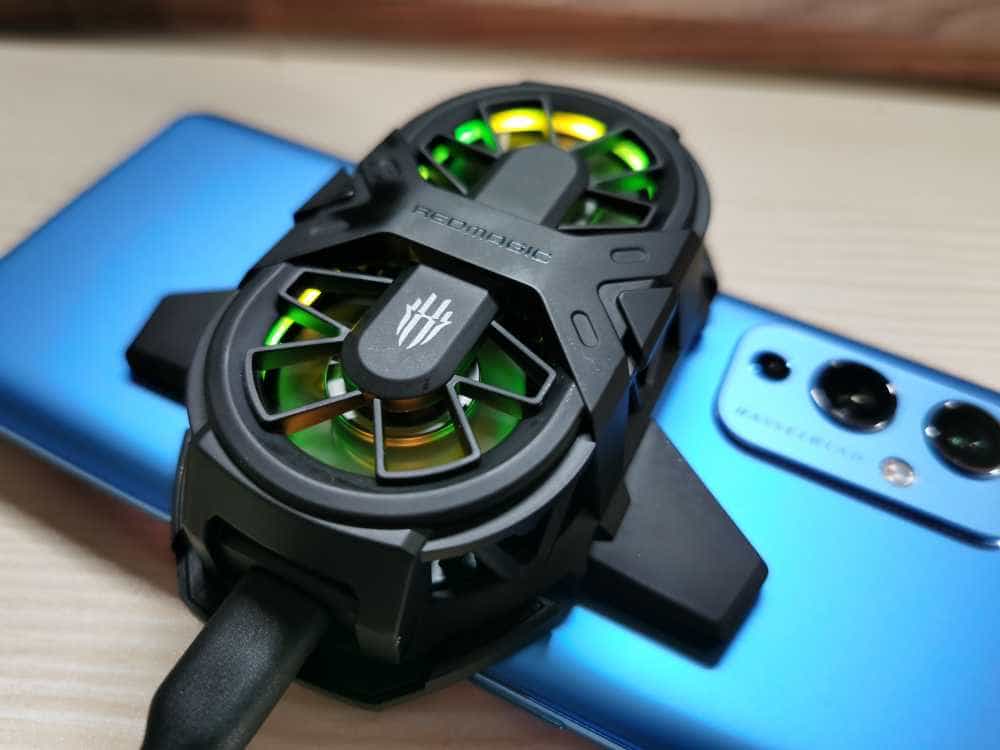 用上红魔散热背夹,开启畅快游戏体验