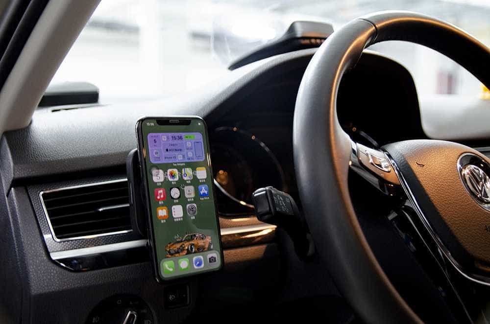 单手取放，一放即充，亿色车载磁吸无线充电器开启充电新方式