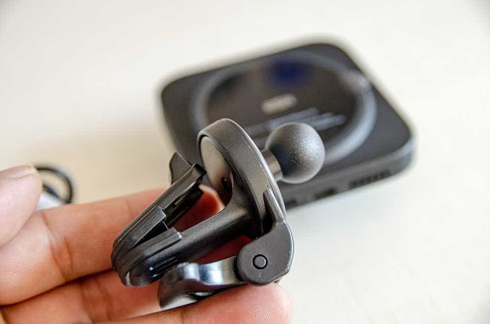 单手取放，一放即充，亿色车载磁吸无线充电器开启充电新方式