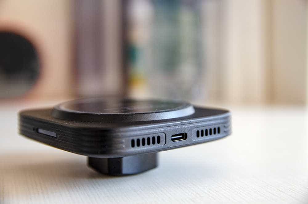 单手取放，一放即充，亿色车载磁吸无线充电器开启充电新方式