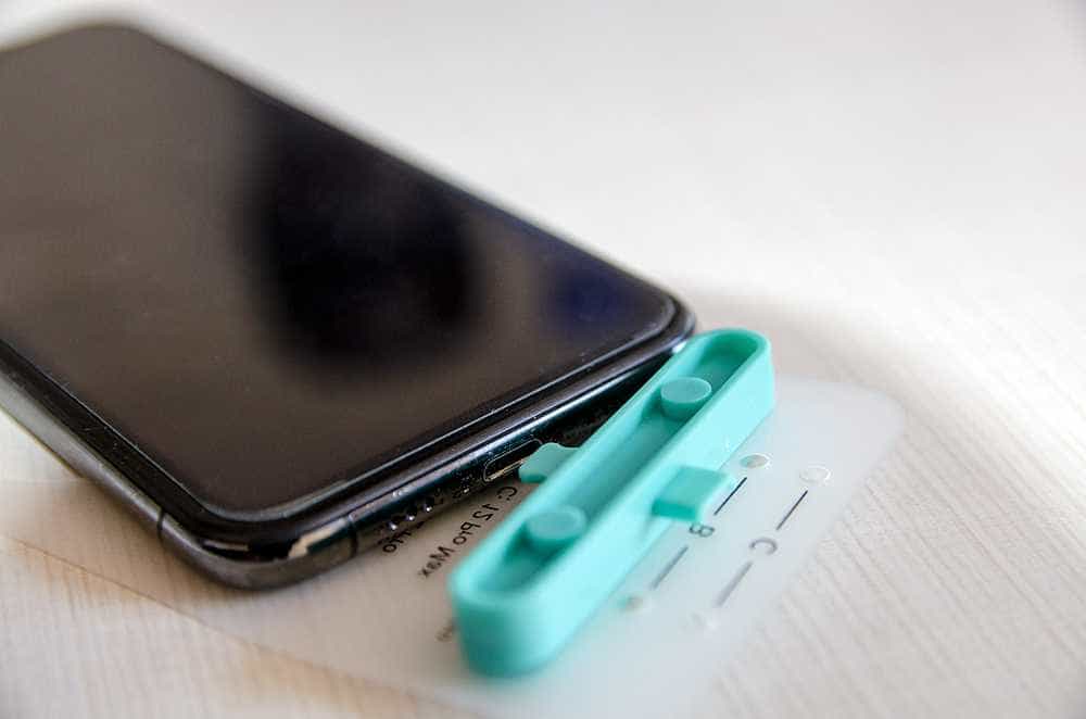 单手取放，一放即充，亿色车载磁吸无线充电器开启充电新方式