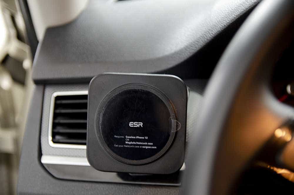 单手取放，一放即充，亿色车载磁吸无线充电器开启充电新方式