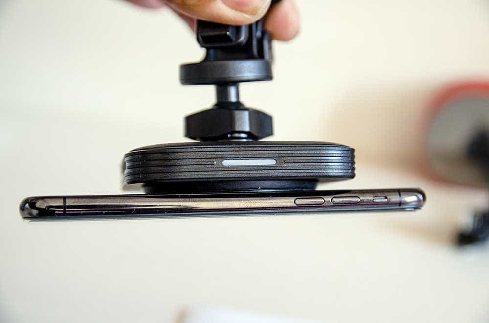 单手取放，一放即充，亿色车载磁吸无线充电器开启充电新方式