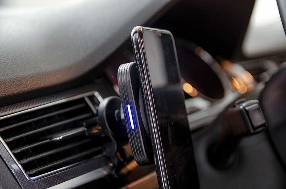 单手取放，一放即充，亿色车载磁吸无线充电器开启充电新方式