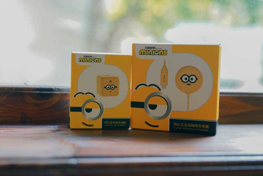 小黄人大眼萌,努比亚小黄人Magsafe无线磁吸快充套装开箱