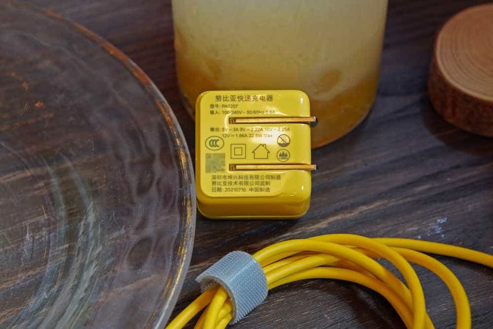 小黄人大眼萌,努比亚小黄人Magsafe无线磁吸快充套装开箱