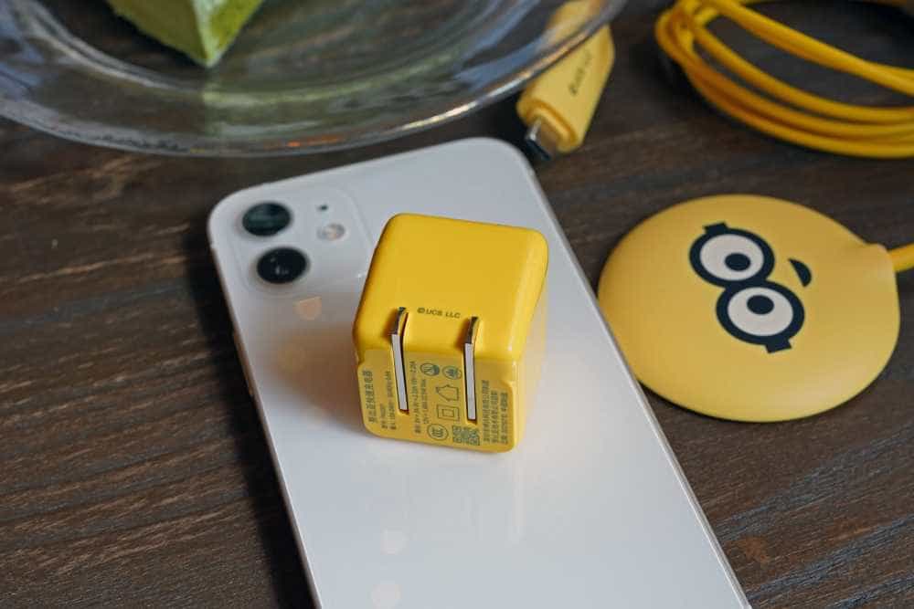 小黄人大眼萌,努比亚小黄人Magsafe无线磁吸快充套装开箱