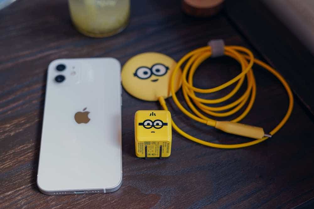 小黄人大眼萌,努比亚小黄人Magsafe无线磁吸快充套装开箱