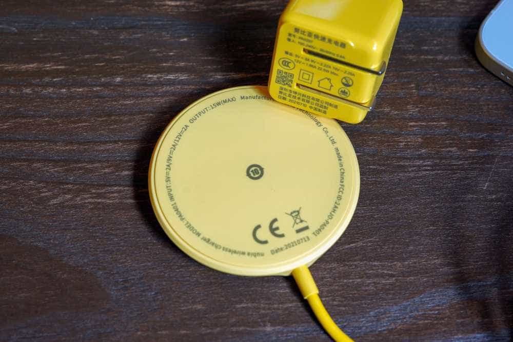 小黄人大眼萌,努比亚小黄人Magsafe无线磁吸快充套装开箱