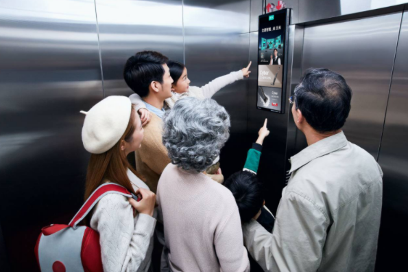 春节期间霸屏新潮电梯广告，云米cyber洗地机掀起智能清洁革命