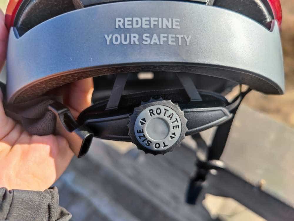 Helmetphone智能头盔：摔倒报警、SOS自动求救