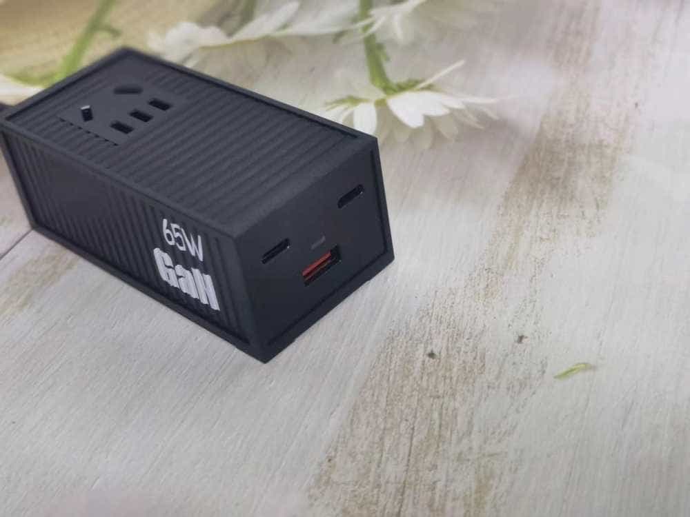 UIBI柚比65W氮化镓多功能桌面充电器,轻松告别桌面混乱!