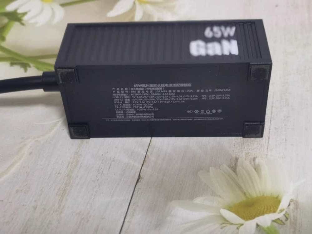 UIBI柚比65W氮化镓多功能桌面充电器,轻松告别桌面混乱!