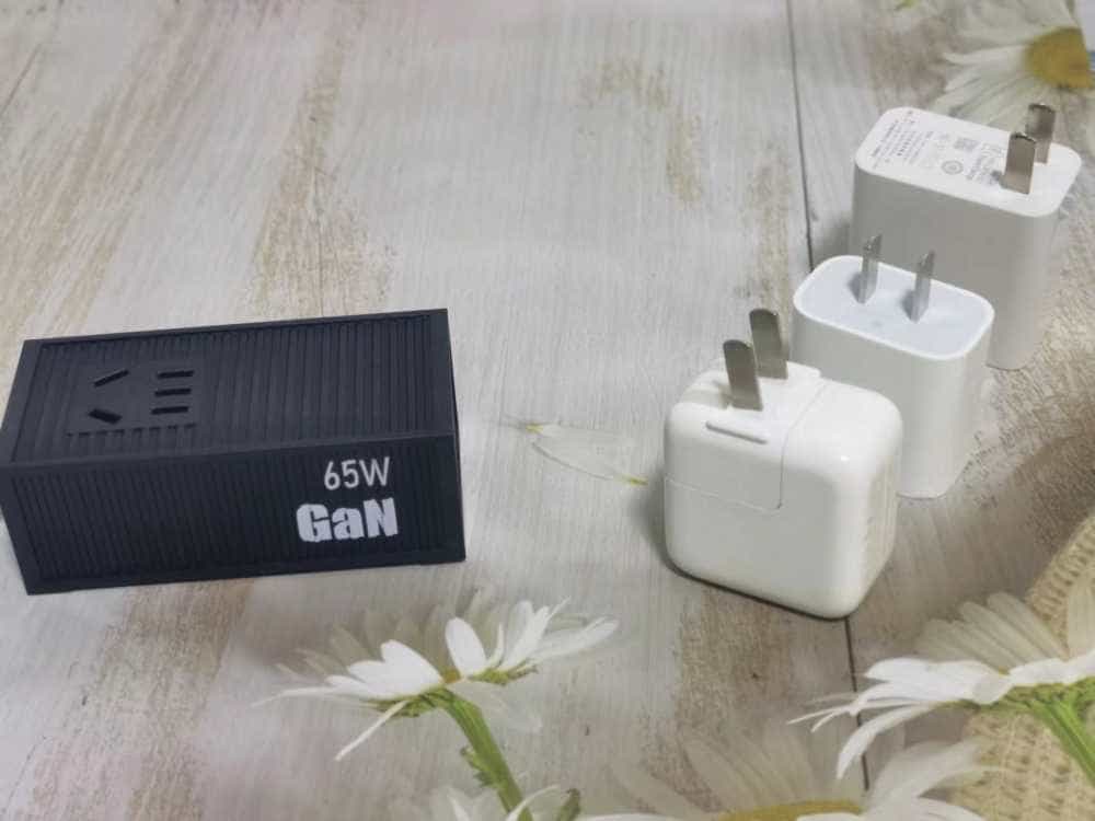 UIBI柚比65W氮化镓多功能桌面充电器,轻松告别桌面混乱!