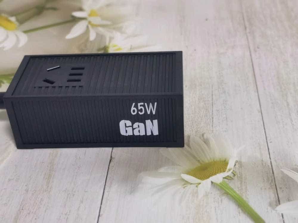 UIBI柚比65W氮化镓多功能桌面充电器,轻松告别桌面混乱!