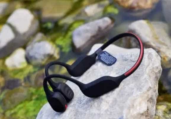 戴骨传导耳机对耳朵有什么危害，骨感耳机的利与弊？