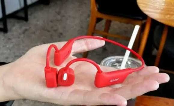 戴骨传导耳机对耳朵有什么危害，骨感耳机的利与弊？