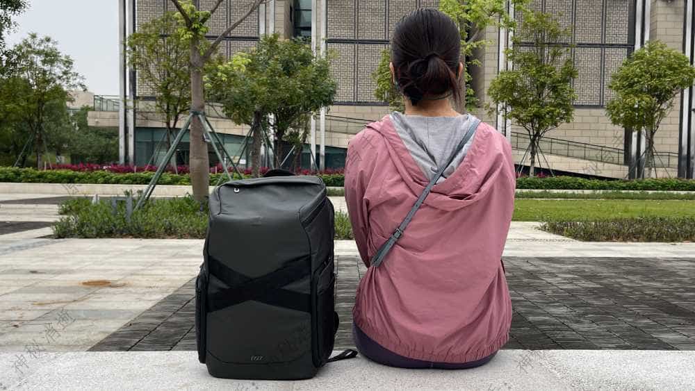 简约舒适人性化，我的通勤伴侣超能装-光影行星『纪元』双肩背包使用体验分享