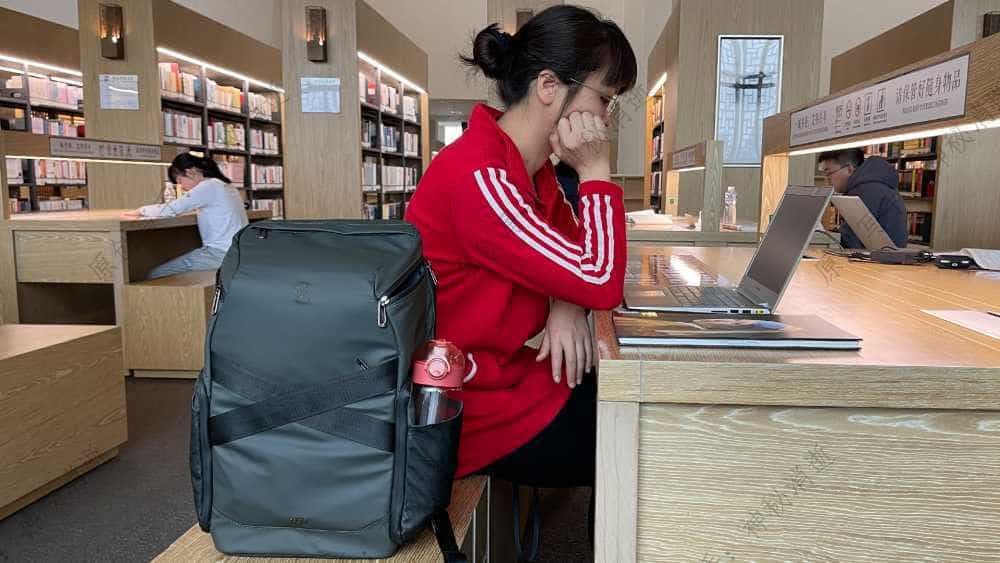 简约舒适人性化，我的通勤伴侣超能装-光影行星『纪元』双肩背包使用体验分享