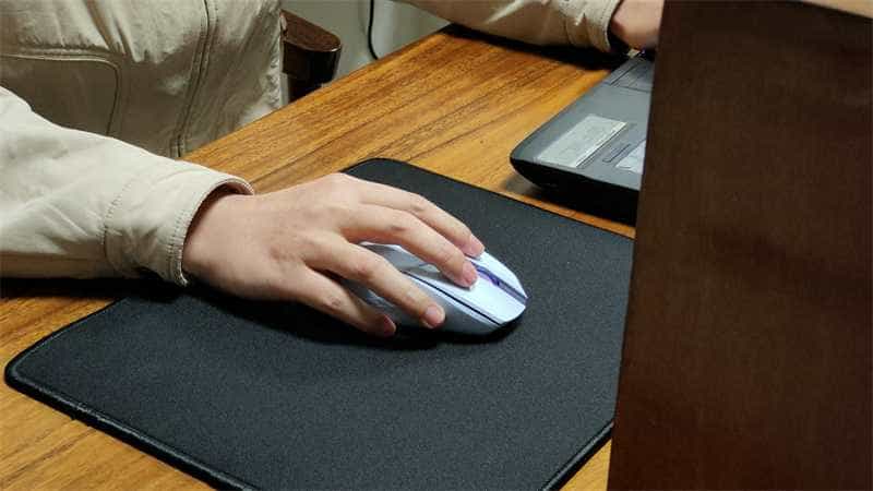 复刻经典，微操之选。雷柏V300W双模无线游戏鼠标