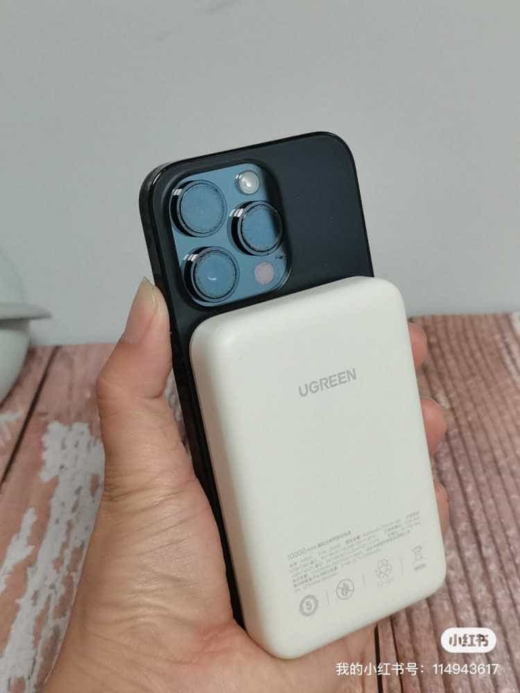 一贴唤醒,即刻充电,更适合苹果手机用户的绿联磁吸充电宝。