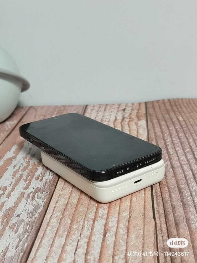 一贴唤醒,即刻充电,更适合苹果手机用户的绿联磁吸充电宝。