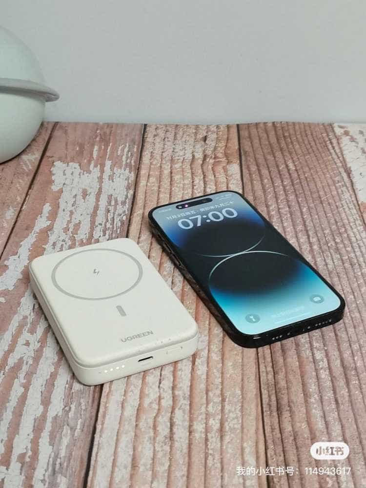 一贴唤醒,即刻充电,更适合苹果手机用户的绿联磁吸充电宝。