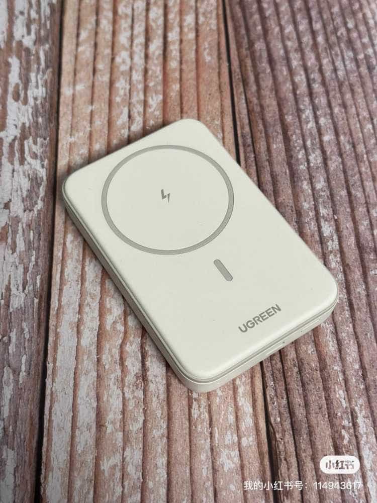 一贴唤醒,即刻充电,更适合苹果手机用户的绿联磁吸充电宝。