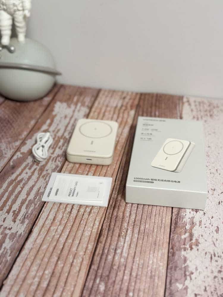 一贴唤醒,即刻充电,更适合苹果手机用户的绿联磁吸充电宝。