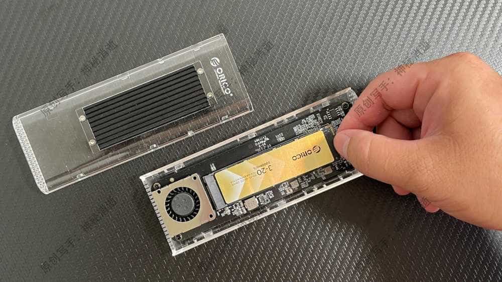 极致冷静的移动存储DIY解决方案-奥睿科J-20PCIe4.0固态硬盘1TB+TCM2-U4透明40Gbps硬盘盒