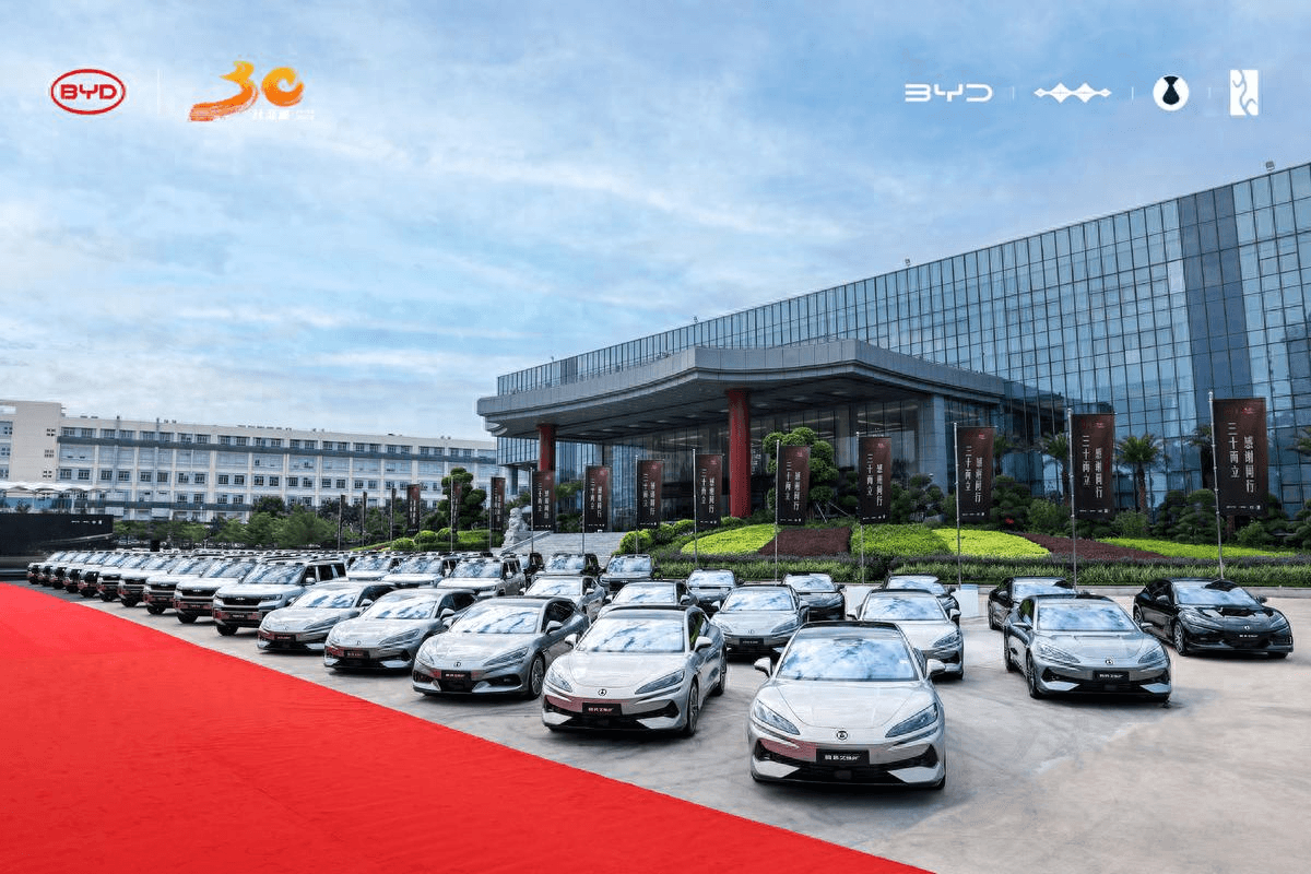 比亚迪兑现承诺，梦想照进现实，90位超级锦鲤提车了！