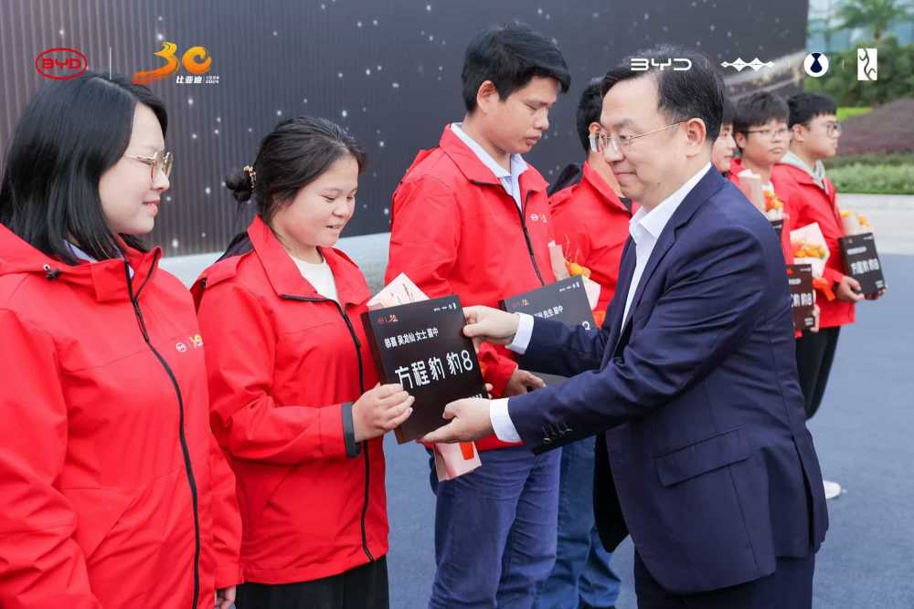 比亚迪兑现承诺，梦想照进现实，90位超级锦鲤提车了！