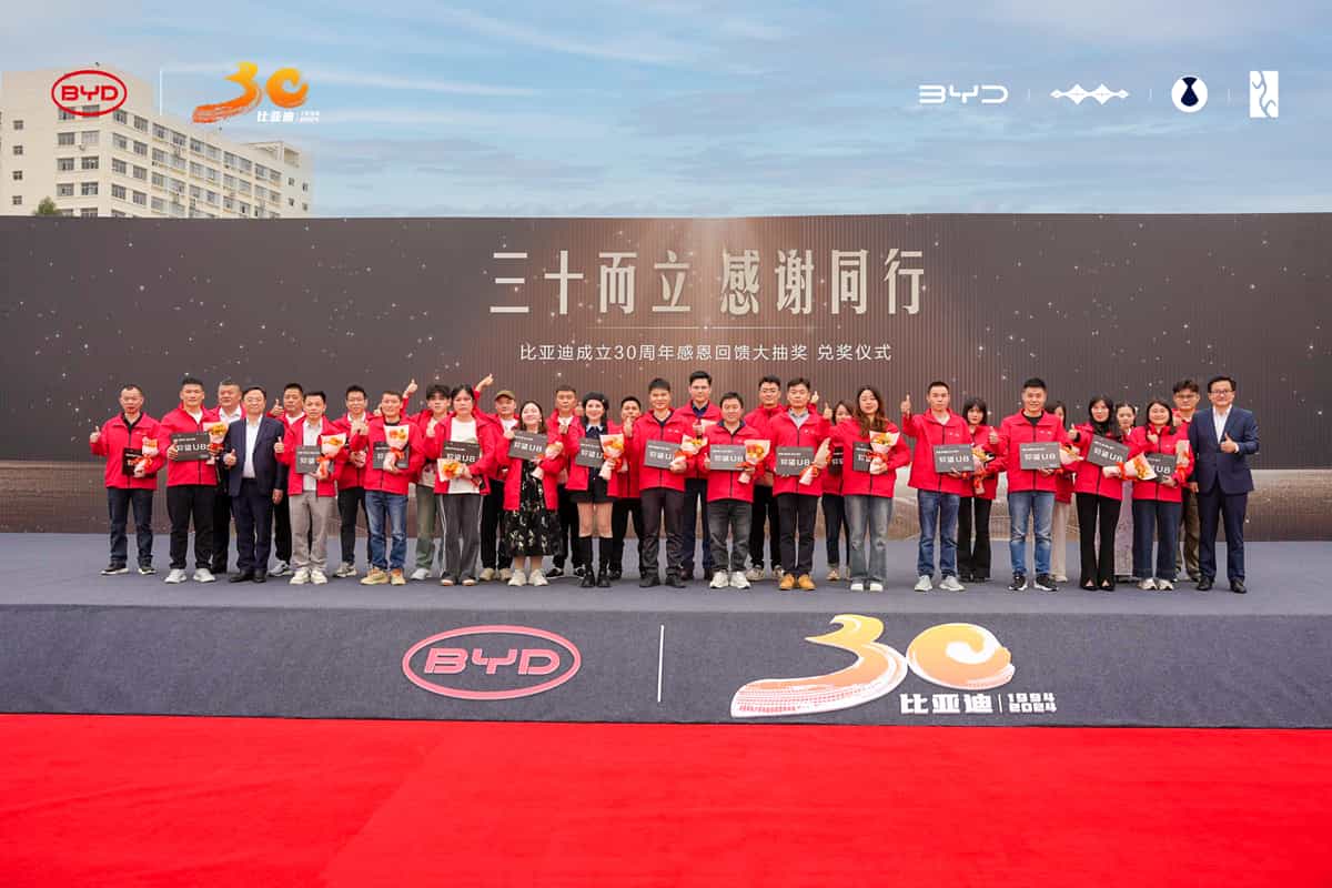 比亚迪三十周年庆典：王传福亲自交车，见证新能源车里程碑！