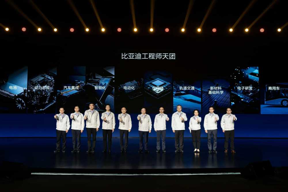 一整面满满的博士天团墙，这应该就是比亚迪科技创新的底气吧！