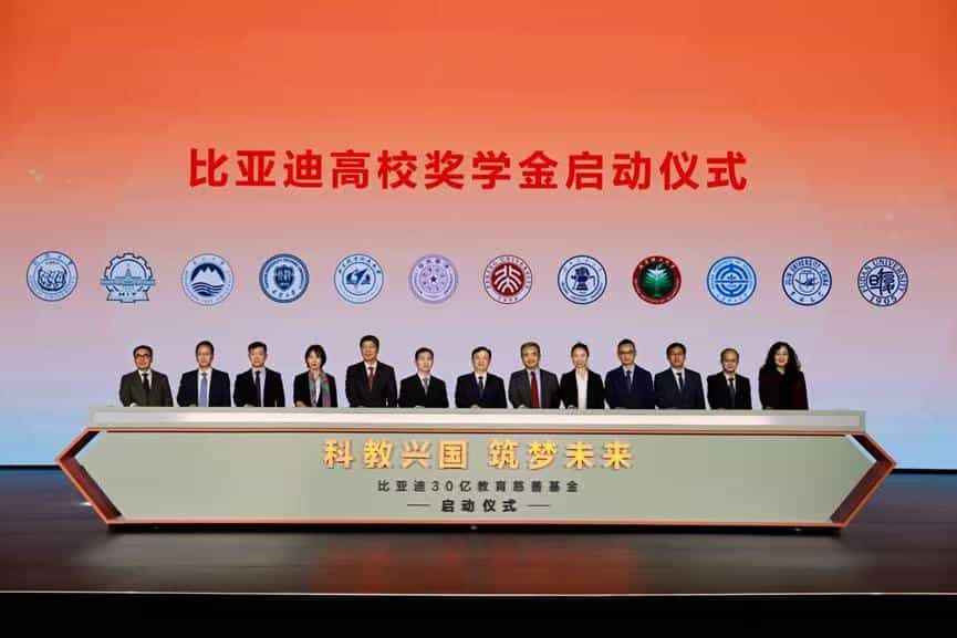 一整面满满的博士天团墙，这应该就是比亚迪科技创新的底气吧！