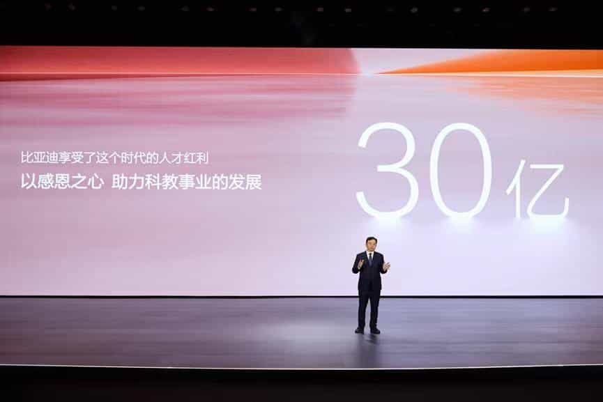 一整面满满的博士天团墙，这应该就是比亚迪科技创新的底气吧！