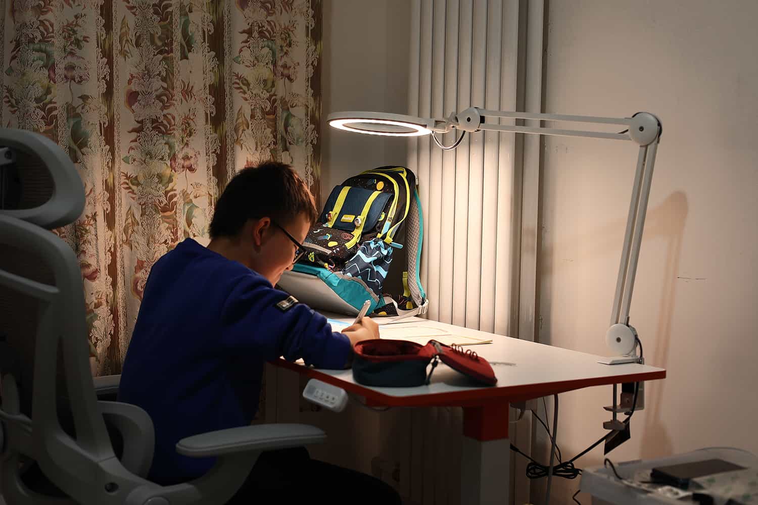 爱德华医生非凡之光2护眼灯，照亮孩子成长每一步