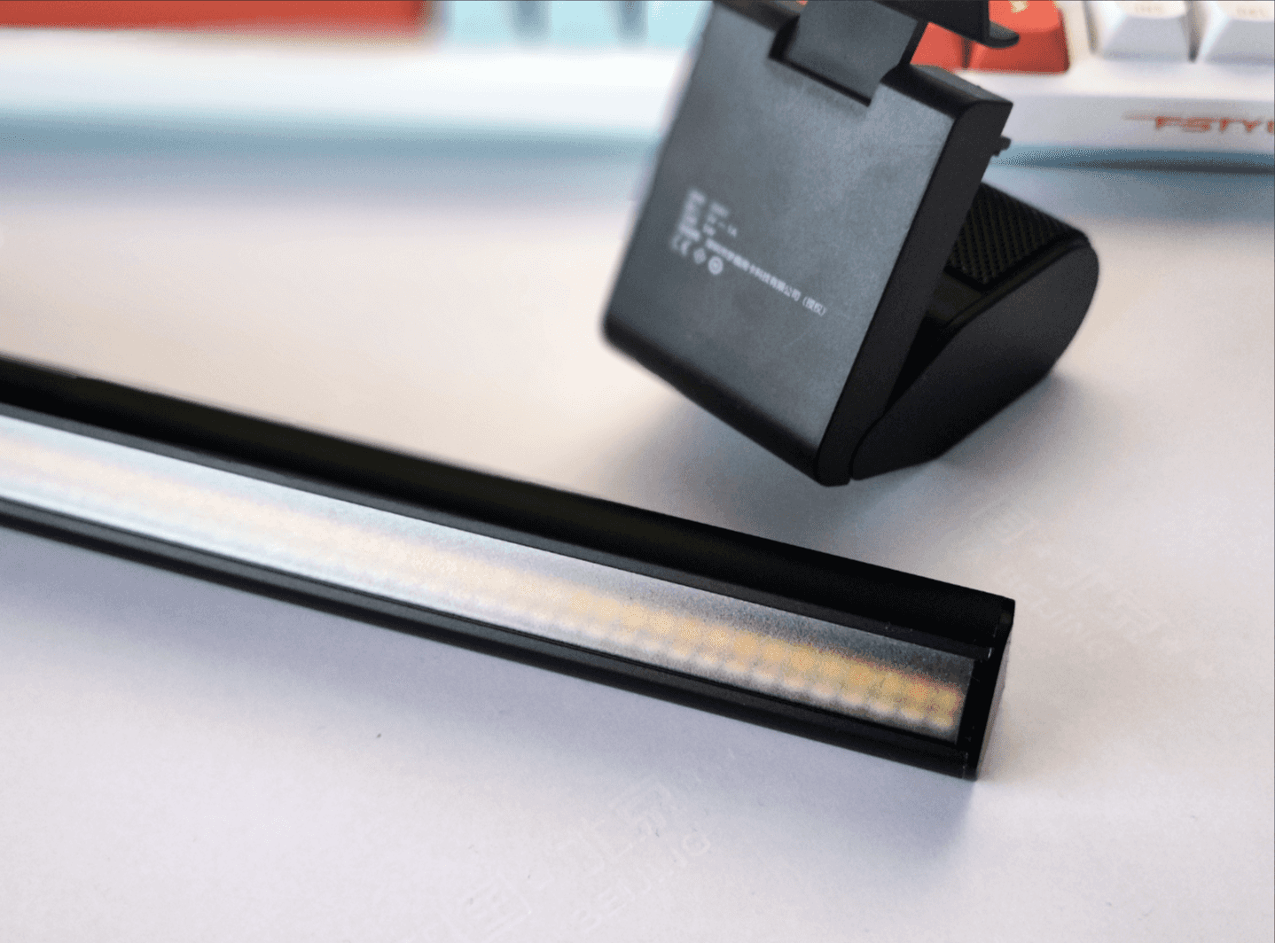 为你的书桌添一盏灯，书客SKR1屏幕挂灯