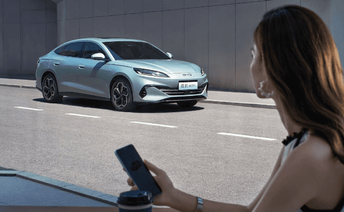 比亚迪2月销量破32万辆，再次成为中国市场销冠，背后有何秘密？