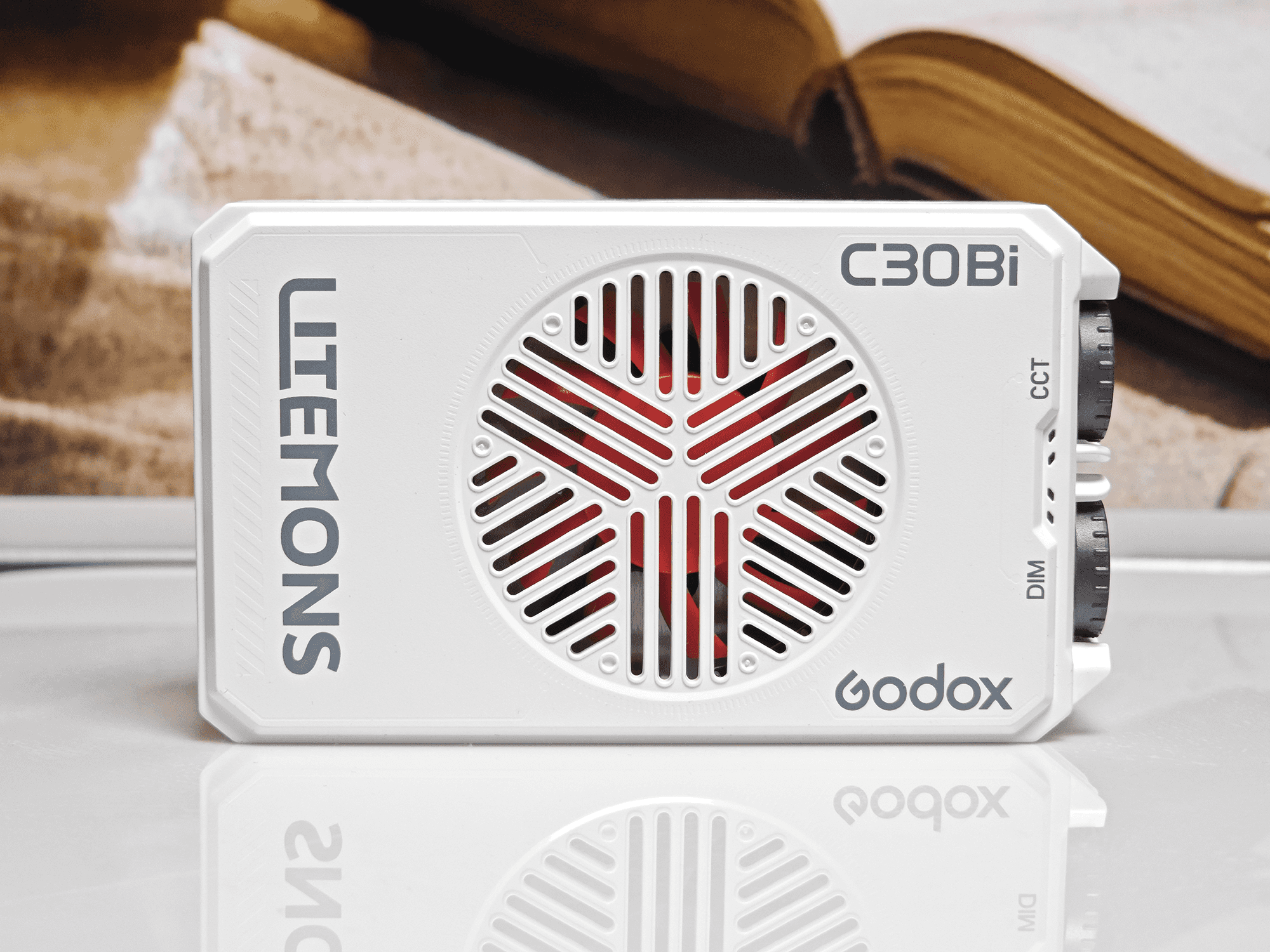 手机拍摄光线太弱咋办？神牛三款性价比补光灯助你一臂之力！