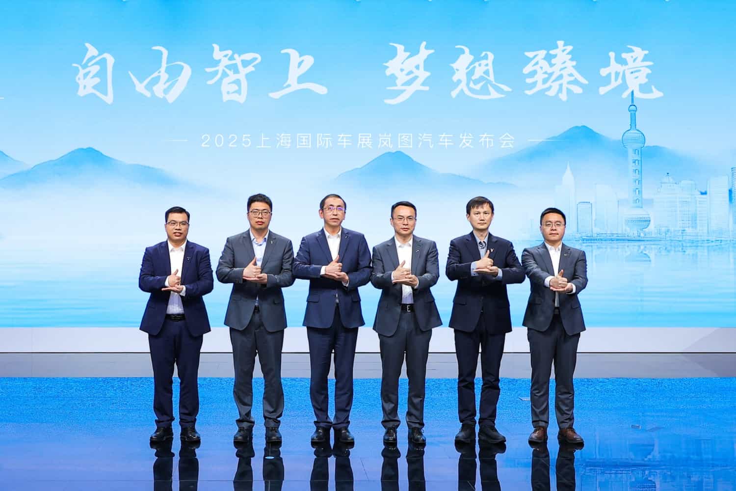 华为ADS护航，四座版岚图梦想家山河首发，预售价70.99万元