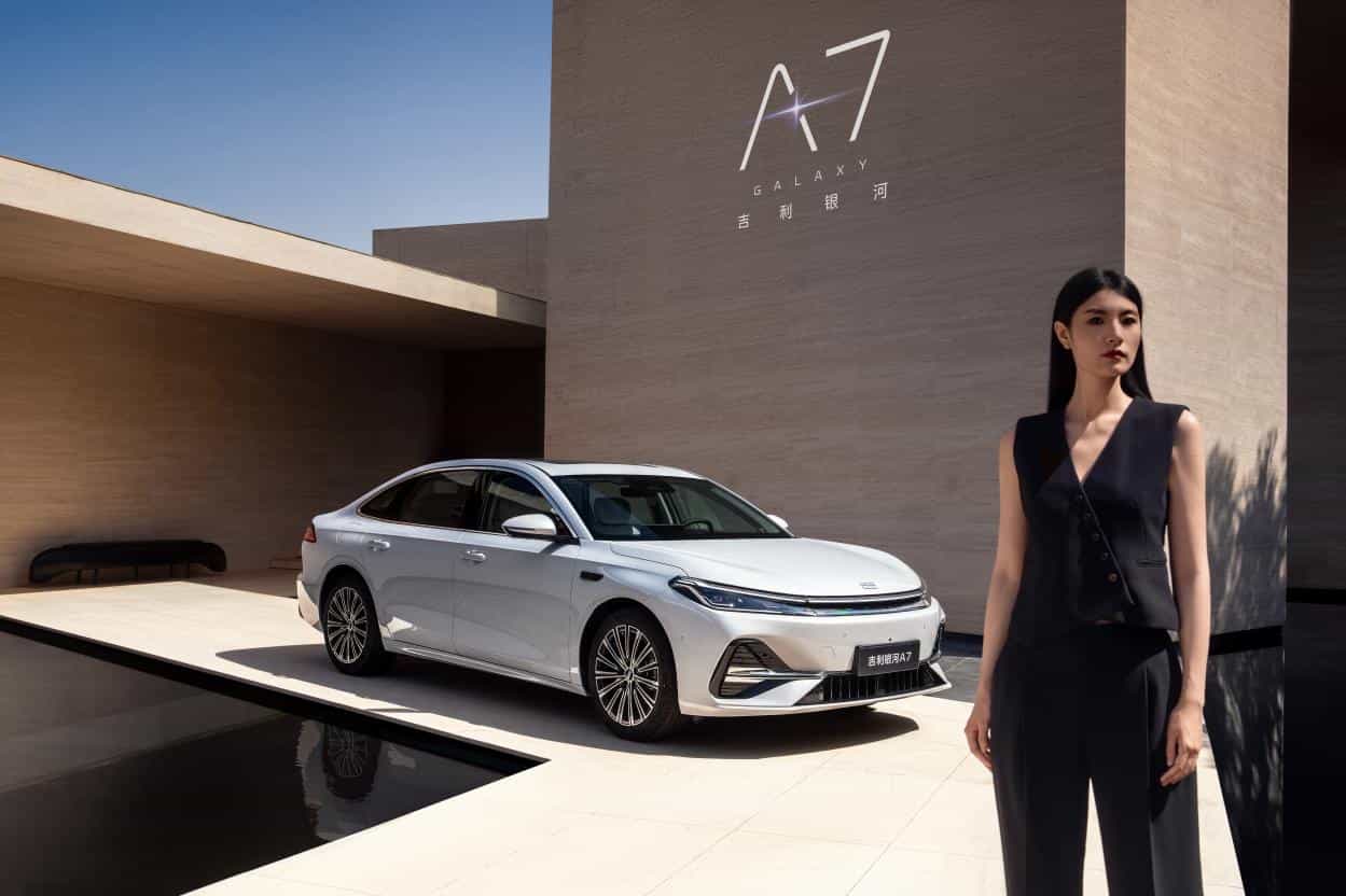 2L级油耗，2100+km续航，全球家轿新标杆吉利银河A7首秀