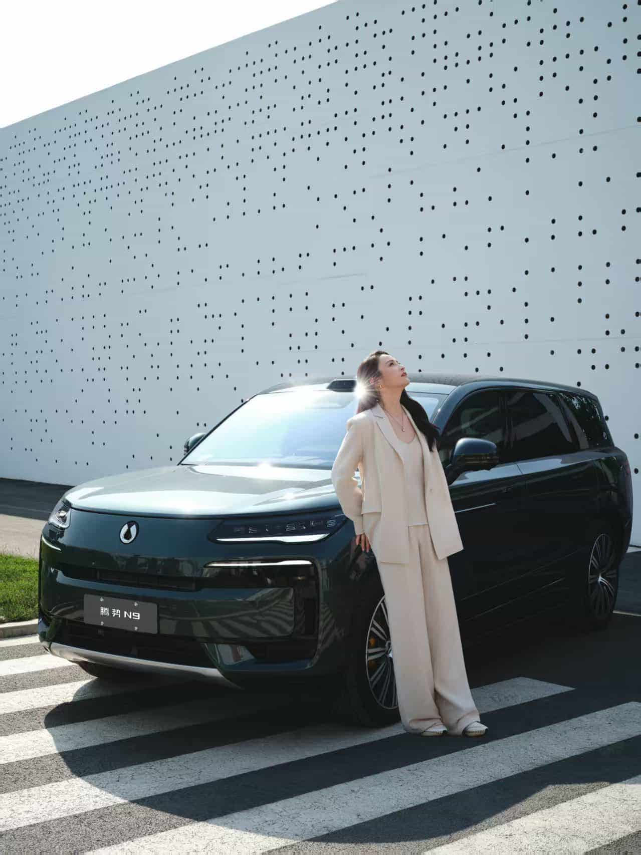 腾势携手蒋勤勤：开启科技优雅出行！