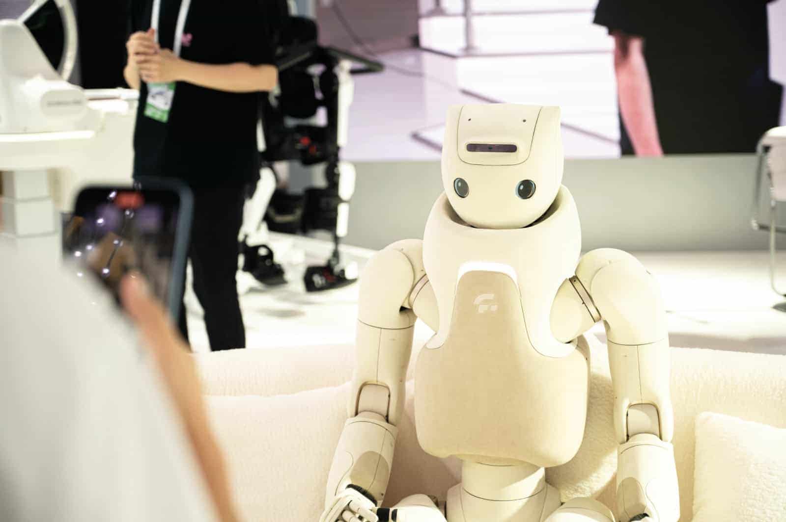 携GR-3新品亮相WAIC 2025，傅利叶开启具身智能康养新概念