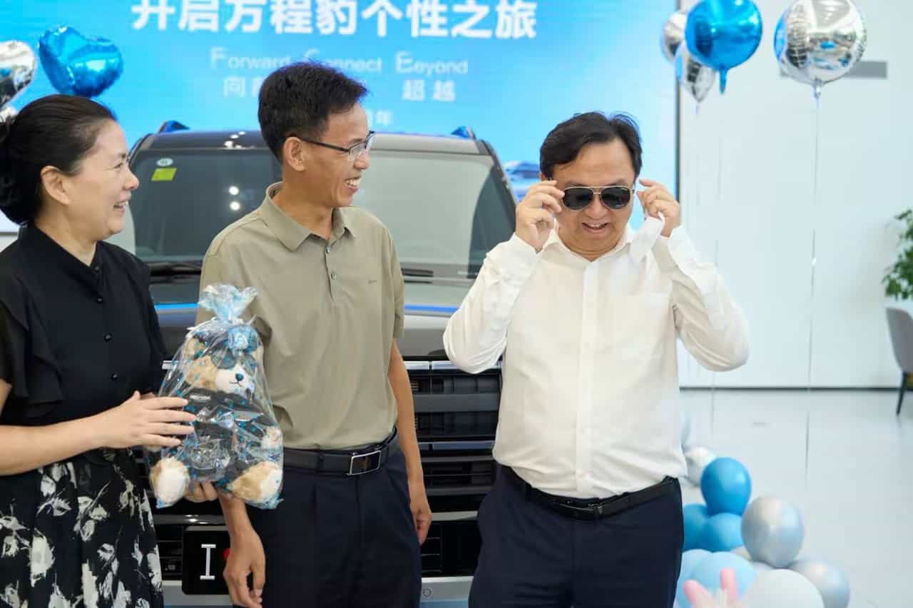 交友式卖车，王传福亲自为方程豹车主交车，卖一台车交一个朋友！