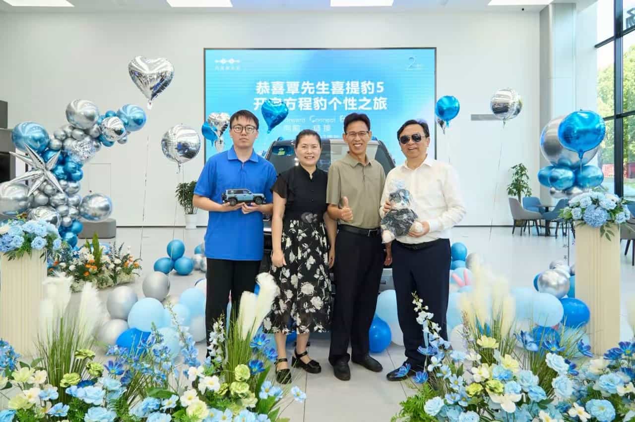 交友式卖车，王传福亲自为方程豹车主交车，卖一台车交一个朋友！