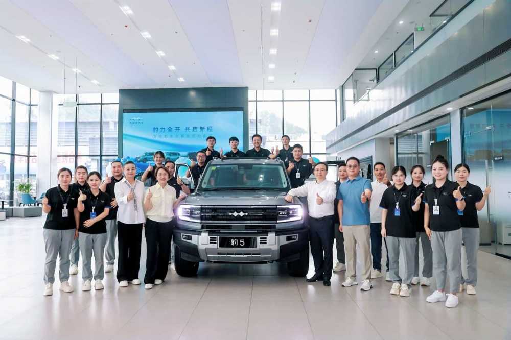 交友式卖车，王传福亲自为方程豹车主交车，卖一台车交一个朋友！