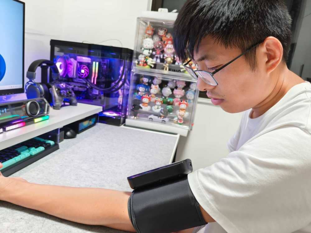 时刻关注身体血压变化，町石臂式电子无创血压计