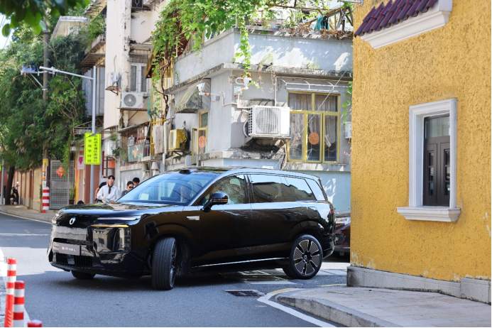 直接化解“家庭地位”之争？腾势N8L登场，陈小春应采儿携手！